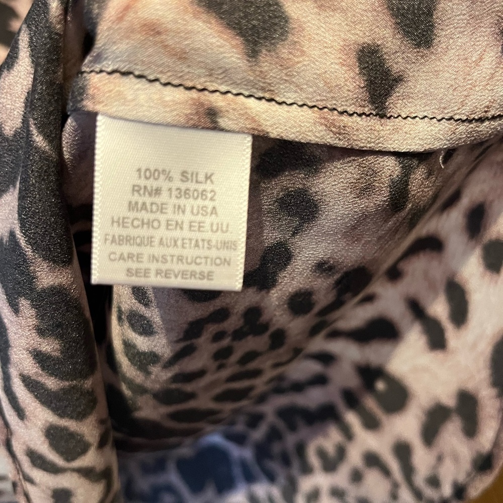 Lavender Brown Silk Short Sleeve Leopard Print Crewneck Top, XS - Picture 5 of 5